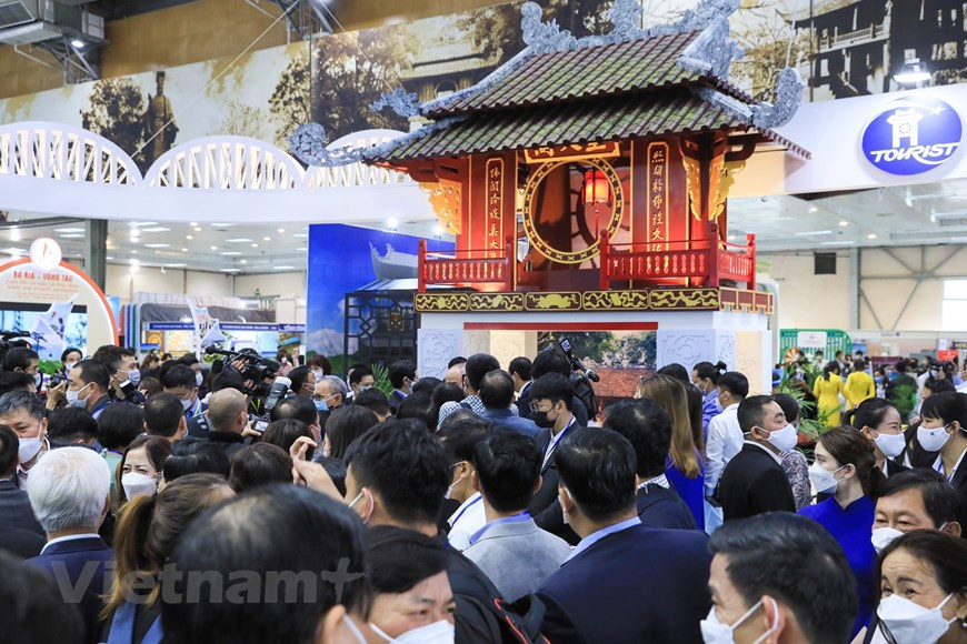 Le vice-ministre de la Culture, des Sports et du Tourisme, Doan Van Viet a insisté sur 5 questions à répondre pour le secteur du tourisme. Primo, la pandémie de COVID-19 cause de nombreuses difficultés au secteur mondiale du tourisme, mais également apporte de nombreuses nouvelles opportunités au tourisme vietnamien. C'est l’occasion pour nous de repenser, de repositionner et de restructurer le secteur du tourisme, créant une nouvelle percée et un nouveau niveau de développement. Secundo, le pays devrait veiller à promouvoir les investissements dans l’amélioration des installations techniques touristiques, le développement de nouveaux produits, de nouvelles destinations et de nouvelles lignes aériennes en fonction des besoins et des tendances post-pandémiques. Photo: Vietnamplus 