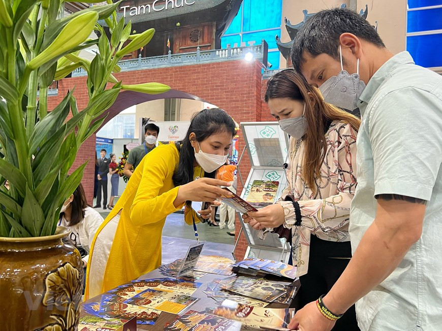  En 2022, le Vietnam essaiera d’accueillir 65 millions de touristes, dont environ 5 millions de visiteurs internationaux et 60 millions de touristes nationaux pour un chiffre d’affaires de 400 000 milliards de dôngs. Le directeur général de l’Administration nationale du tourisme du Vietnam, Nguyên Trung Khanh, a déclaré que pour atteindre cet objectif, le ministère de la Culture, des Sports et du Tourisme a proposé au gouvernement d’autoriser l’application d’une politique d’exemption de visa de 15 jours pour les marchés cibles.Le programme pilote devrait être étendu, ajoutant l’accueil des visiteurs par voie terrestre et maritime et deux autres localités, Binh Dinh et Hô Chi Minh-Ville, qui seront autorisées à accueillir des visiteurs internationaux. Les activités touristiques internationales devraient également être rétablies pour favoriser les arrivées internationales, a-t-il fait savoir. Photo: Vietnamplus 