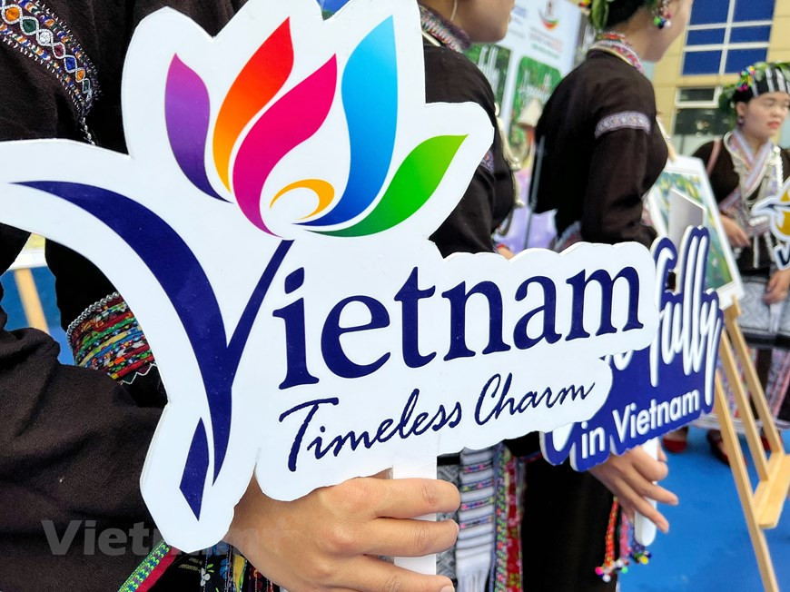 Selon les prévisions de l'Organisation mondiale du tourisme (OMT), le secteur mondiale du tourisme nécessitera de 3 à 4 ans pour reprendre ses activités autant que celles en 2019. Il s'agit d’une tâche, mais également d’un défi pour le tourisme vietnamien à l’avenir. Dans son discours d’ouverture de la Foire, le vice-ministre de la Culture, des Sports et du Tourisme, Doan Van Viet, a affirmé que la VITM était l'un des événements importants pour relancer les activités de coopération pour la reprise et le développement du tourisme au Vietnam. Les agences du tourisme et de l'aviation lancent plus de 10.000 circuits promotionnels, 100.000 billets d'avion de bon marché et plus de 1.000 cadeaux aux clients. Photo: Vietnamplus 