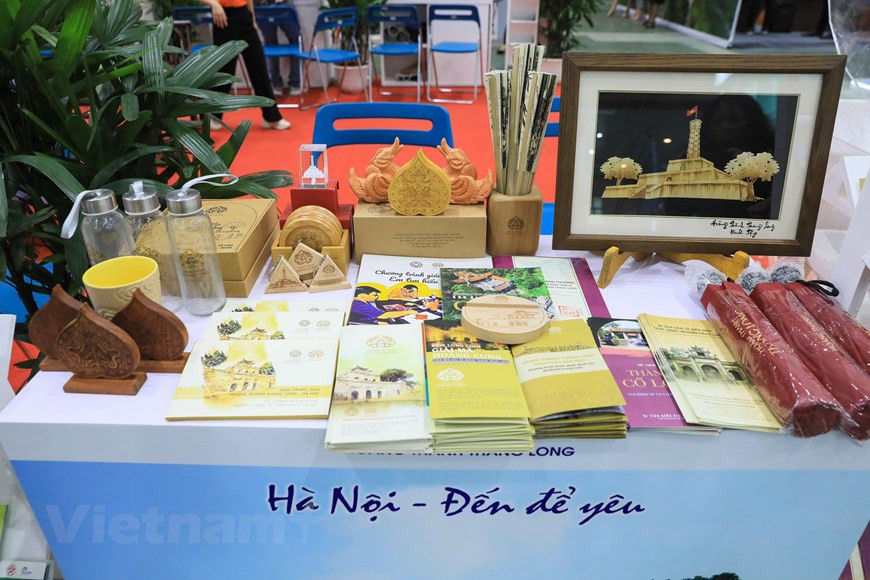 Tertio, selon le vice-ministre de la Culture, des Sports et du Tourisme, Doan Van Viet, il faudrait restructurer le marché touristique après la pandémie de COVID-19, en particulier les marchés internationaux ; investir et intensifier les activités de promotion sur les marchés cibles ; utiliser les technologies dans la promotion du tourisme, notamment les activités promotionnelles et publicité sur les plateformes numériques. Quarto, les localités et les entreprises devraient renforcer leurs liens, participer activement à la chaîne de valeur mondiale, concurrencer de manière égale avec les entreprises d'autres pays de la région, contribuant ainsi à améliorer la compétitivité du tourisme vietnamien sur la carte mondiale. Photo: Vietnamplus 