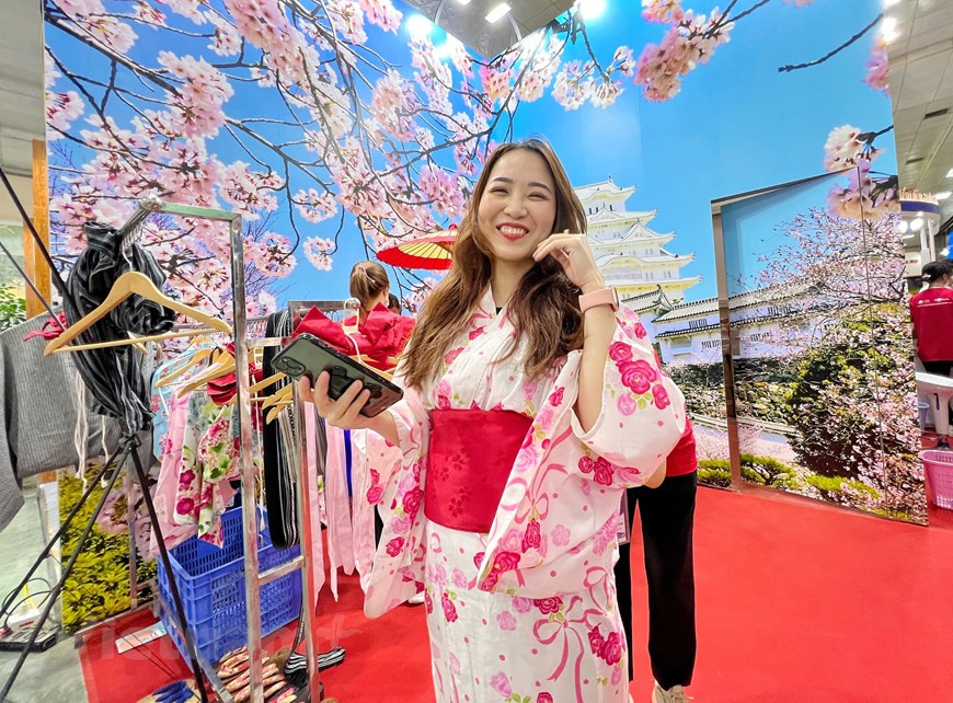 Lors de la Foire internationale du tourisme du Vietnam (VITM) 2022, l’agence de voyage Saigontourist a également rendu public de nouveaux produits et services touristiques domestiques. En plus de présenter des produits et services de bonne qualité à des prix préférentiels, le groupe a participé à des conférences et séminaires autour de la relance du tourisme, des défis en ressources humaines, de la transformation numérique du secteur. Le voyagiste a également organisé des séances de travail avec ses partenaires à Hanoï, au Nord, au Centre, dans les hauts plateaux du Centre, pour renforcer la promotion des affaires dans les grands marchés potentiels. Photo: Vietnamplus 