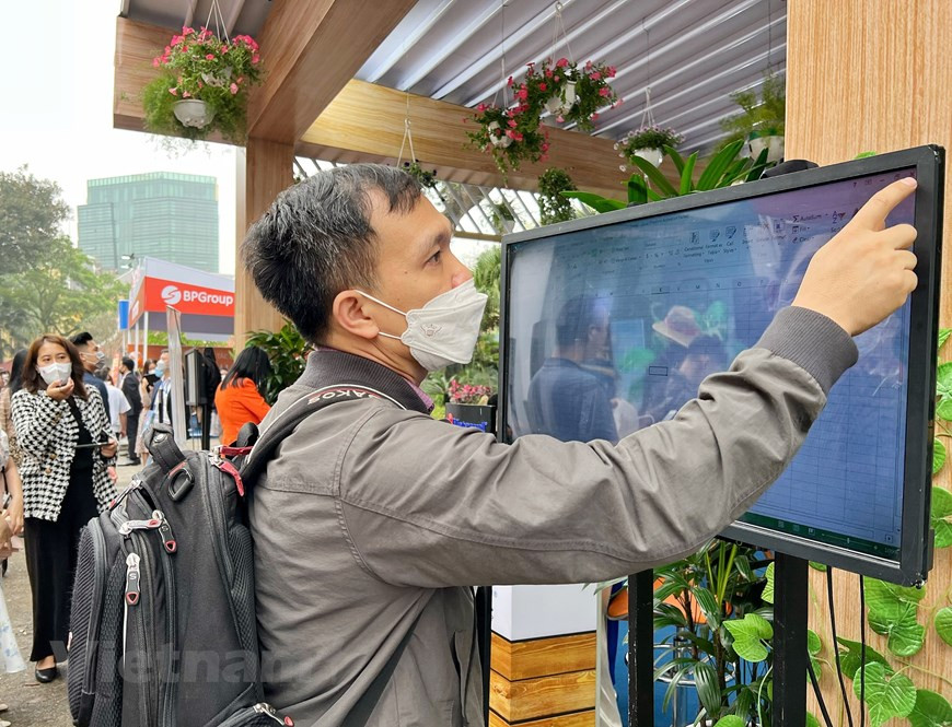 À cette occasion, Saigontourist met sur le marché des bons de réservation d’hôtels, publiés par sept hôtels et zones de villégiature que sont Saigon - Ban Giôc (Cao Bang), Saigon - Ba Bê (Bac Kan), hôtels Saigon - Phu Tho (Phu Tho), au Nord, Saigon - Quang Binh (Quang Binh), Saigon - Dông Hà (Quang Tri), Saigon - Phu Yên (Phu Yên), au Centre, et Saigon - Ban Mê (Dak Lak) aux hauts plateaux du Centre. À la VITM Hanoï 2022, le voyagiste propose des forfaits pour découvrir des hôtels et complexes 4 étoiles du réseau de Saigontourist. Avec un bon de 550.000 dôngs, les clients ont la possibilité de réserver une nuit en chambre double (petit-déjeuner compris), valable jusqu’au 31 décembre 2023. Ils peuvent également utiliser ce bon pour payer le service de restauration sur place. Ce programme spécial de promotion n’a été appliqué qu’à la VITM Hanoï, avec un nombre limité de bons. Photo: Vietnamplus 