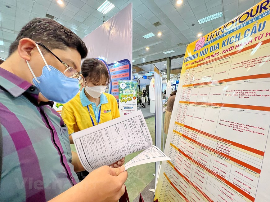 Dans le cadre de la foire, un programme de relance du tourisme a été mis en œuvre avec la participation active d'agences de voyages et des compagnies aériennes comme Vietnam Airlines, Bamboo Airways, Vietravel Airlines et Jetstar Pacific. En plus, à la VITM 2022, ont eu lieu 25 événements dont le Forum du tourisme 2022 ; le séminaire sur le développement du tourisme golfique ; le Ve congrès de l'Association du tourisme du Vietnam pour le mandat 2022-2027 ; le lancement du Club Mice Vietnam ; la présentation de sites touristiques dans des provinces comme Quang Binh, Quang Tri, Thua Thiên Huê, Dà Nang, Quang Nam ; le programme de promotion du tourisme de Thanh Hoa, Nghê An, Hà Tinh, Dak Lak, Bac Kan, Soc Trang, Lai Châu, Phu Yên, Khanh Hoà ; le programme de transformation numérique dans le secteur touristique. Photo: Vietnamplus 