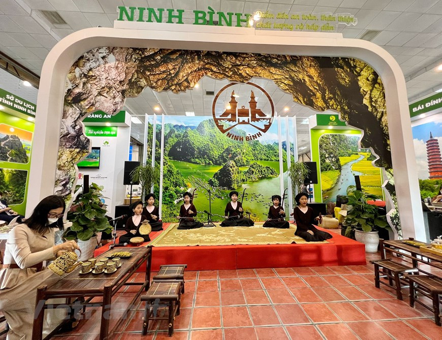 Placée sur le thème "Nouvelle normalité - Nouvelles opportunités pour le tourisme au Vietnam", la Foire internationale du tourisme du Vietnam (VITM) 2022 propose une palette de promotions et de réductions pour des centaines de produits, services de voyages, restauration-hôtellerie, gastronomie et conférences. À cette occasion, le groupe Saigontourist offre de nombreuses promotions alléchantes pour relancer le secteur du tourisme. Présent à la VITM Hanoï 2022, le stand de Saigontourist arborait d’une décoration moderne, raffinée mais conviviale dans un espace ouvert en conformité avec son thème "Profitez de l’identité vietnamienne 2022 avec Saigontourist". Le groupe a réuni sur son stand ses 14 unités membres, à savoir Saigontourist Travel, les hôtels New World Saigon, Caravelle Saigon, Rex Saigon, Grand Saigon, Majestic Saigon, Continental Saigon, Kim Dô, Oscar, Dông Khanh, Thiên Hông, Saigon - Phu Tho, Saigon - Ha Long et le complexe touristique Saigon - Mui Né. Photo: Vietnamplus 