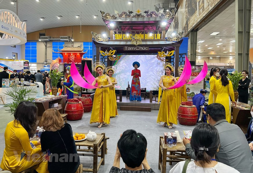 Quinto, la VITM 2022 propose de nombreux événements et activités dont des contenus sont relatives à la reprise et au développement du tourisme. Le vice-ministre Doan Van Viet a suggéré aux localités et aux entreprises d’en profiter pour saisir des informations, rechercher des opportunités de coopération et de développement dans la nouvelle période. Malgré de nombreuses difficultés après deux ans de pandémie, la Foire a tout de même attiré un grand nombre d'entreprises participantes. Plus de 2.000 entreprises et plus de 40.000 personnes sont attendues aux activités de la VITM 2022. De nombreux séminaires et conférences de presse sont prévus pour présenter de nouveaux produits et services, dont un forum national visant à avancer des mesures pour développer un tourisme respectueux de l’environnement et promouvoir la transformation numérique dans le secteur. Photo: Vietnamplus 