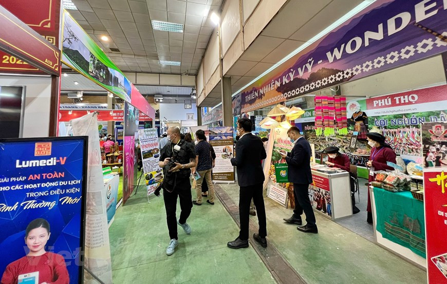 Toujours dans le cadre de la foire, une conférence de promotion du tourisme intitulée "Trois localités - une destination, riches expériences" a été organisée le 31 mars. Les trois provinces de Thanh Hoa, Nghe An et Ha Tinh ont présenté de nouveaux événements, de nouveaux produits touristiques et de nouveaux programmes touristiques. Les organisateurs s'attendent à ce que plus de 2.000 entreprises et plus de 40.000 personnes participent aux activités de la foire. L'Organisation mondiale du tourisme (OMT) prévoit que l'industrie mondiale du tourisme aura besoin de 3 à 4 ans pour être en mesure de se redresser comme point de repère en 2019. C'est aussi une tâche et un défi pour le tourisme vietnamien la prochaine fois. Photo: Vietnamplus