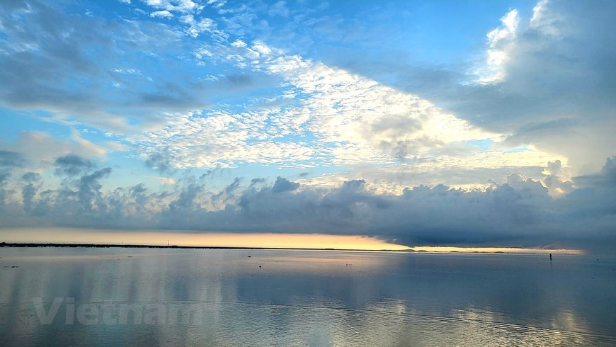 Scène glorieuse où le ciel se confond avec la mer comme un miroir géant qui s'étend à l'infini...
