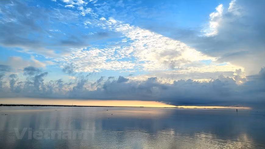 Scène glorieuse où le ciel se confond avec la mer comme un miroir géant qui s'étend à l'infini...