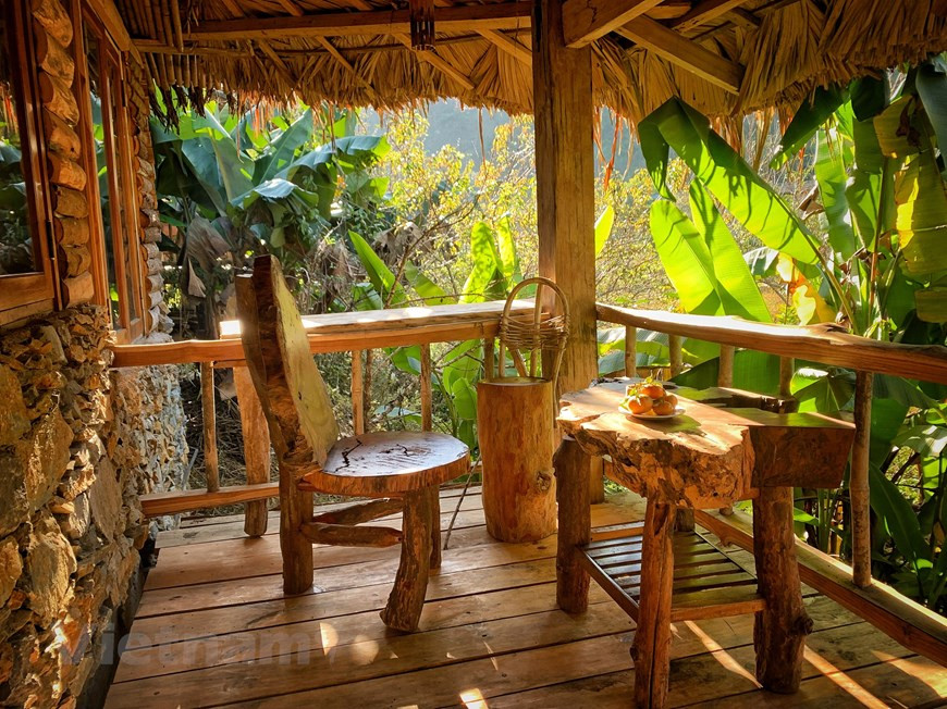 Le tourisme communautaire aide les populations ethniques locales à avoir des revenus stables, contribuant à préserver leurs traditions. Suite aux décisions du Premier ministre datées du 12 novembre 2014 et du 25 janvier 2019, Moc Chau a élaboré un plan d’aménagement pour 2025, lequel prévoit de construire de petites zones touristiques, d’encourager les habitants à se lancer dans le tourisme communautaire, ainsi que de promouvoir et de sauvegarder les sites et monuments historiques et les lieux de culte. Le comité de gestion de la zone touristique nationale de Moc Chau veille tout particulièrement à préserver l’authenticité et la beauté des sites ainsi que les cultures des communautés locales. 