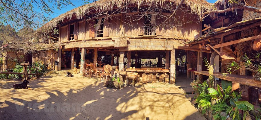Moc Chau possède de nombreux sites touristiques très connus tels que le marché flottant sur la rivière Da, les grottes de Doi et de Son Moc Huong, des collines de thé en forme de cœur, la forêt de pins et le village d'Ang, la cascade de Dai Yem, Happy Land... De plus, Moc Chau attire nombre de visiteurs à chaque arrivée du printemps pour la floraison de ses abricotiers et pruniers. Le bon moment pour explorer le plateau va d'octobre à avril. Les habitants locaux gardent toujours leurs méthodes traditionnelles de production d'articles ménagers. Ces photos ont été prises avant la quatrième vague d’épidémie de COVID-19. 
