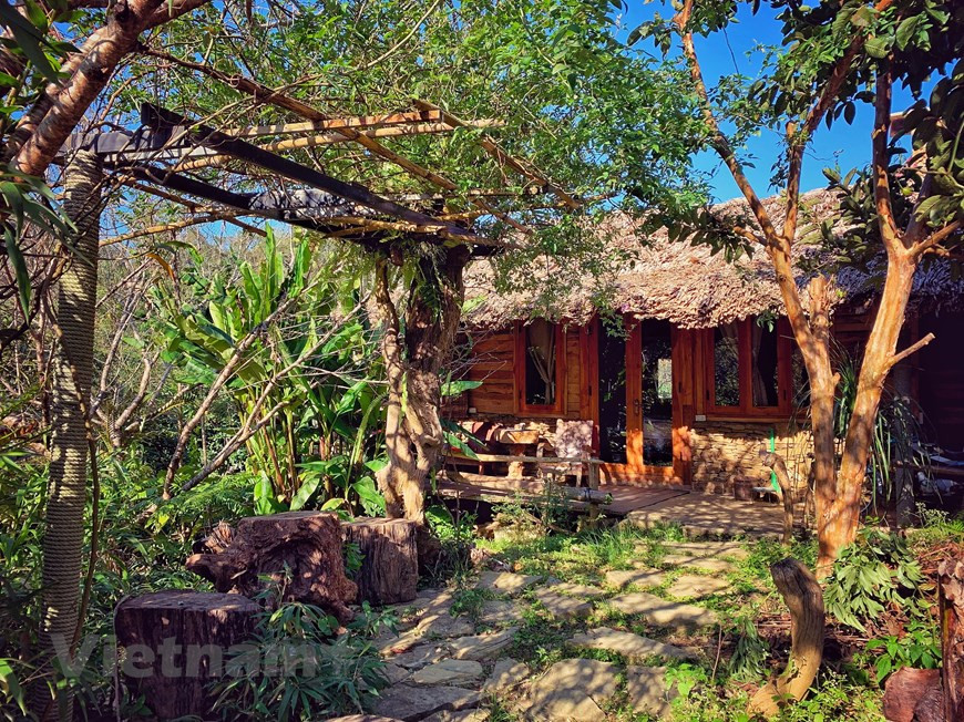 Situé dans la commune Van Ho, district de Moc Chau, province de Son La, le homestay A Chu est une destination nouvelle, poétique et encore peu connue. Avec un paysage paisible et de l’air frais, cet endroit aux caractéristiques culturelles authentiques de l’ethnie H'Mong vous apporteront des vacances uniques et intéressantes. Le homestay A Chu est une belle petite maison de Trang A Chu, un membre de l’ethnie H’Mong. Il est situé au milieu d’une vallée entourée de forêts et de montagnes du Nord-Ouest. Ce homestay est conçu dans un style de l’ethnie H’Mong. Tous les matériaux sont issus de la nature comme le bambou, les troncs de bois..., créant ainsi une impression paisible. En particulier, les décorations traditionnelles dans le homestay sont cousues par la femme du propriétaire elle-même.