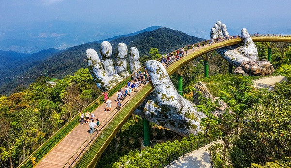 Le pont d'Or dans la ville côtière de Da Nang a été élu parmi les nouvelles merveilles du monde par de jeunes lecteurs du quotidien britannique Daily Mail. Le pont d’Or à Da Nang figure parmi les 10 ponts piétons « incroyables » du monde. C’est un ouvrage architectural, un ouvrage d’art combinant créativité humaine et beauté naturelle du Vietnam. 