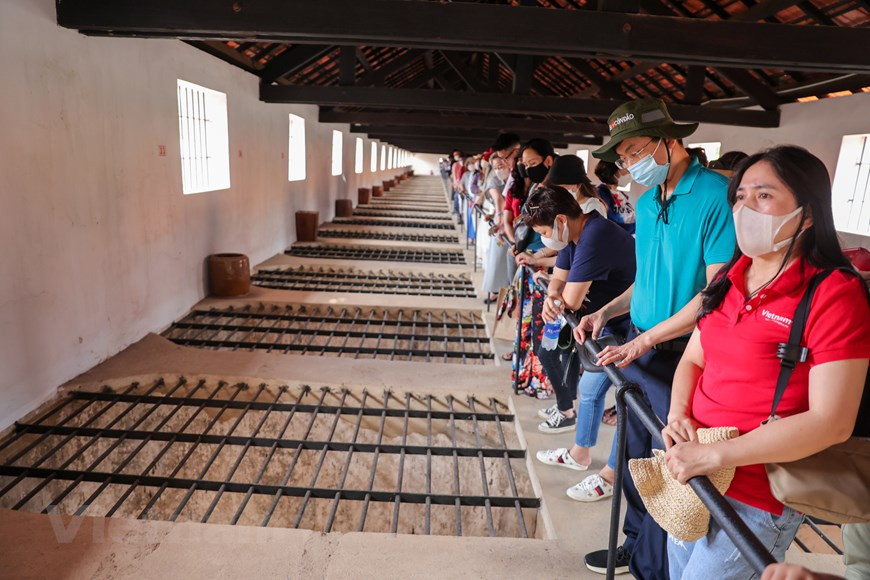 La prison a été conservée intacte jusqu’aujourd’hui : ses cellules exiguës, ses cages “Bain au soleil”, ses couloirs petits et sombres, ses grilles de fer rouillées. Pas besoin de beaucoup d’imagination pour entrevoir les lueurs d’un passé terrible. Les touristes connaissent souvent l’histoire de ce bagne et sont curieux de s’y rendre. Les visiteurs voient ainsi de leurs propres yeux les cellules réservées aux prisonniers condamnés à mort. Ils comprennent et imaginent les méthodes de torture utilisées à l’époque par les colonialistes français. Comment était-ce supportable ? De nombreux visiteurs se posent la question et garderont en mémoire pour longtemps cette visite. Beaucoup estiment que la réalité est encore plus dure que ce qu’ils pensaient ou ce qu’ils avaient lu ou entendu. Photo: Hoài Nam/Vietnam+