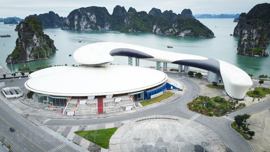 Outre le stade de Cam Pha, les dernières retouches des quatre autres sites au service des SEA Games 31 dans la province de Quang Ninh, sont également accélérées. Le Centre sportif provincial, de 5.000 places, à Dai Yen (ville de Uong Bi), est prêt à accueillir les épreuves de volley-ball. L’île de Tuan Chau achève ses préparatifs sur les deux plages où auront lieu les épreuves de handball, de beach-volley et de triathlon (natation, course à pied, cyclisme). De son côté, le Palais de l'aménagement, des foires et expositions de Quang Ninh est également prêt à accueillir les épreuves d’échecs. Enfin, le complexe Legacy Yen Tu (ville de Uong Bi) finalise les derniers préparatifs pour l'organisation des épreuves d’échecs chinois. Photo : PV/Vietnam+ 