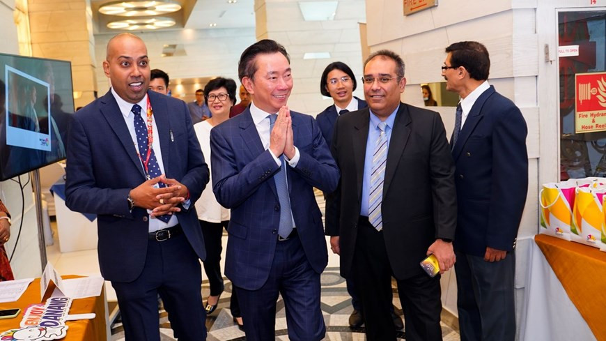 L’ambassadeur du Vietnam en Inde, Pham Sanh Chau (2e à gauche) a assisté à un programme de présentation des produits et services touristiques de Da Nang (Centre) tenu le 4 août à New Delhi (en Inde) pour promouvoir des destinations et présenter des lignes aériennes directes de Vietjet Air reliant Da Nang et les villes indiennes. Cet événement a également fourni des informations sur les produits et services, en particulier les forfaits de stations balnéaires, le tourisme MICE et le tourisme de mariage dans la ville de Da Nang, au marché indien pour préparer les activités d'échange touristique dans le temps à venir. S'exprimant à la cérémonie inaugurale de ce programme, Pham Sanh Chau a souligné que l'attractivité du Vietnam auprès des Indiens se reflétait dans l'augmentation du nombre de visas délivrés avant et après la pandémie de COVID-19. Pour l’heure, 6.000 visas sont délivrés par jour. Photo : VietnamPlus