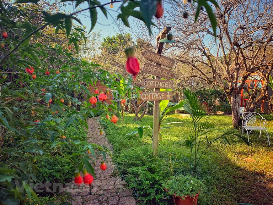 Les visiteurs peuvent dormir chez l’habitant en passant par une agence de voyages ou prendre des renseignements dans un centre d'information touristique. A côté d’un accueil chaleureux, vivre au contact direct des familles locales vous permettra de voir comment se déroule la vie quotidienne de ces habitants honnêtes et travailleurs, découvrir leur culture authentique, leurs us et leurs coutumes, etc. La plupart des maisons pour accueillir les hôtes à passer la nuit sont en dur et confortables. Même si les conditions de vie restent simples, la grande majorité est équipée d’une salle de bains au style occidental, avec couvertures et moustiquaires.