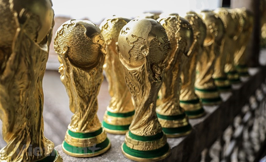 Le trophée « made in Bat Trang » sera un cadeau intéressant pour les fans de football lors de la finale de la Coupe du monde 2022. 