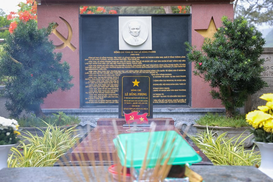 Les journalistes de VietnamPlus ont pu aussi se rendre au cimetière de Hang Duong où reposent des milliers de révolutionnaires vietnamiens. Plusieurs tombeaux sont anonymes. C’est aussi le lieu de repos du secrétaire général du Parti communiste du Vietnam (PCV) Le Hong Phong (voir photo), de l'érudit patriotique Nguyen An Ninh et de l'héroïne Vo Thi Sau... Depuis quelques années, les gens viennent rendre hommage aux soldats qui sont tombés au champ d’honneur à Con Dao. C’est l’occasion pour les jeunes vietnamiens de mieux comprendre l’histoire de la résistance nationale. Plus de 20 000 prisonniers reposent dans ce cimetière célèbre. Un tel voyage permet aux jeunes générations vietnamiennes de s’informer davantage sur la tradition patriotique et de faire naître en eux la volonté de contribuer au développement national. Photo: Hoài Nam/Vietnam+