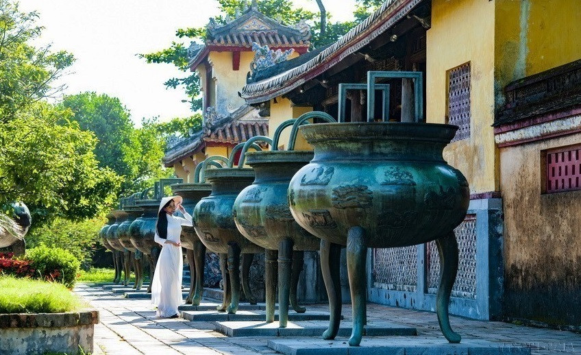 Situées dans la cité impériale de Huê, les neuf urnes dynastiques symbolisent l’autorité et la puissance de la dynastie des Nguyên, dernière dynastie royale de l’histoire vietnamienne (1802-1945). 