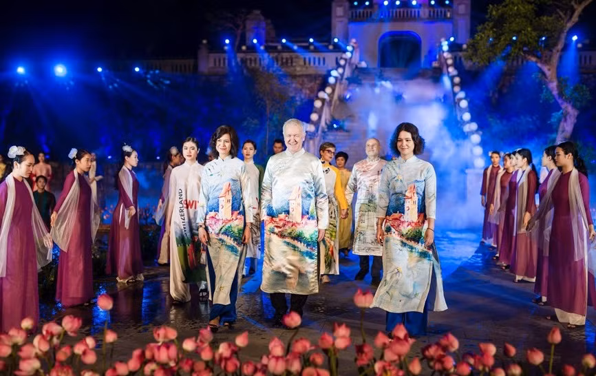 La famille de l'ambassadeur de Suisse au Vietnam présente la collection du styliste Thanh Thuy. 