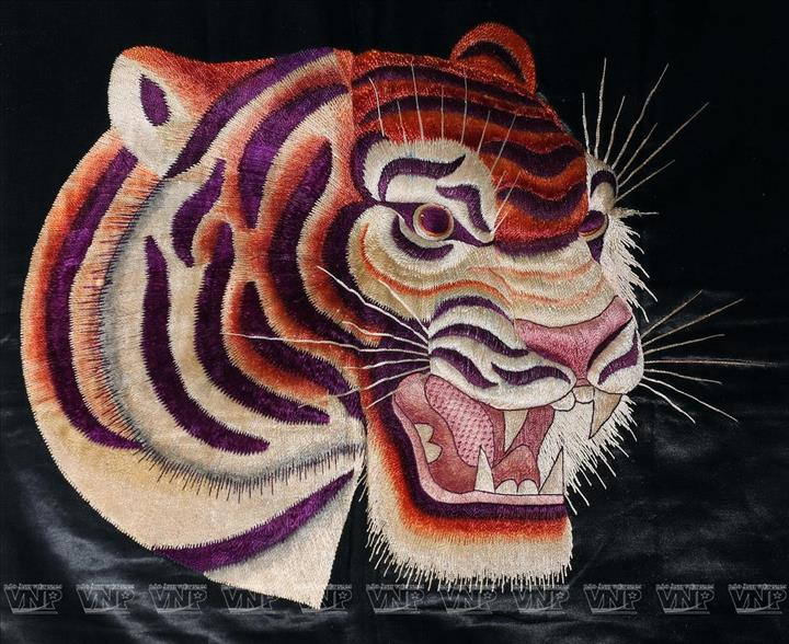 Taie d'oreiller brodée l’image de la tête de tigre au début 20ème siècle.