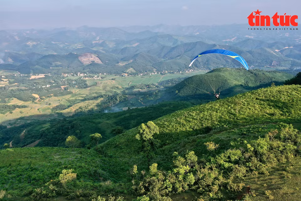 Depuis le sommet U Bo, les pratiquants du parapente peuvent contempler un grandiose paysage constitué de vastes pelouses verdoyantes, de pentes abruptes, de forêts et de rizières en terrasses.