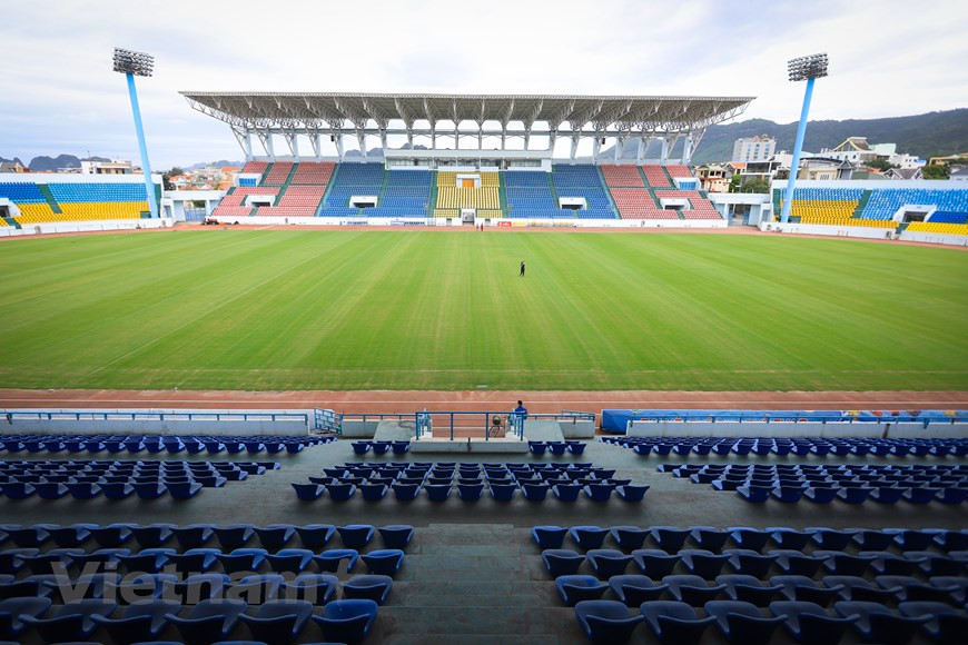  Après les travaux, la capacité d’accueil du stade de Cam Pha a été porté à 17.000 places. En plus, à côté des investissements dans l’installation d’une couverture plus moderne, le terrain et le système d'éclairage ont été améliorés pour mieux servir les matches des SEA Games 31. Plus précisément, tout le gazon a été renouvelé avec de l'herbe des Bermudes pour répondre aux normes internationales. Environ 15 jours avant les SEA Games 31, les dernières retouches seront effectuées. La salle de conférence de presse est spacieuse, prête à accueillir les journalistes régionaux qui viendront couvrir les compétitions acharnées de ce plus grand événement sportif régional. Photo : PV/Vietnam+