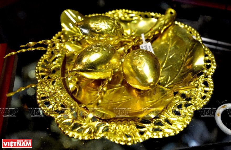 Des noix d’arec et une feuille de bétel en or. 