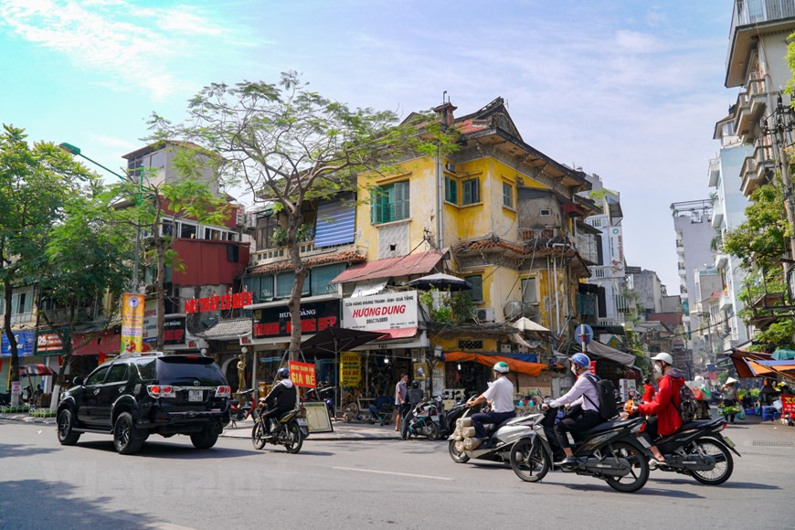 Hanoi est connue pour son charme dû à ses espaces verts, son paysage urbain et, en particulier, son parc imposant de villas d'architecture française. Mais leur présence ne va pas sans poser problème, car les uns les considèrent comme patrimoine, les autres estiment que ce sont des biens. À l'heure de l'intégration économique, des intérêts opposés se manifestent. À la fin de 2008, la ville de Hanoi recensait 970 villas dont l'État était propriétaire. La quasi-totalité a été construite avant 1954 par des propriétaires particuliers ou l'administration coloniale. Certaines sont "à la française" et d'autres issues d'un mélange de styles oriental et occidental, et quelques-unes se distinguent comme de vraies merveilles architecturales. La plupart sont bien situées, notamment sur les artères de la ville. Photo : Minh Hieu/VietnamPlus 