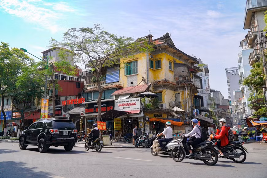Hanoi est connue pour son charme dû à ses espaces verts, son paysage urbain et, en particulier, son parc imposant de villas d'architecture française. Mais leur présence ne va pas sans poser problème, car les uns les considèrent comme patrimoine, les autres estiment que ce sont des biens. À l'heure de l'intégration économique, des intérêts opposés se manifestent. À la fin de 2008, la ville de Hanoi recensait 970 villas dont l'État était propriétaire. La quasi-totalité a été construite avant 1954 par des propriétaires particuliers ou l'administration coloniale. Certaines sont "à la française" et d'autres issues d'un mélange de styles oriental et occidental, et quelques-unes se distinguent comme de vraies merveilles architecturales. La plupart sont bien situées, notamment sur les artères de la ville. Photo : Minh Hieu/VietnamPlus 