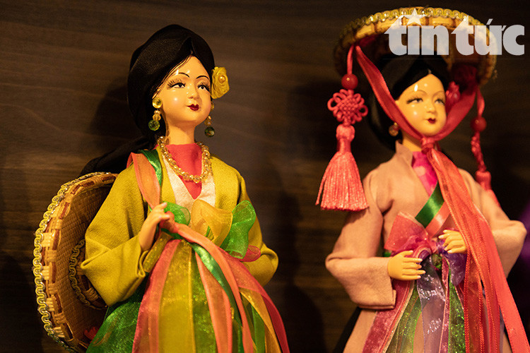 Avec ses mains habiles et sa minutie, le peintre Nguyen Hoang Anh, à Hanoï, a produit des milliers de poupées vêtues des costumes traditionnels des 54 ethnies au Vietnam.
