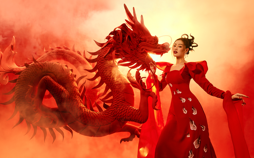 Accueillant le printemps 2022, Miss Univers Vietnam 2019 Nguyen Tran Khanh Van a montré sa beauté rayonnante en portant des "ao dai" inspiré du dragon, un emblème de la culture orientale. 