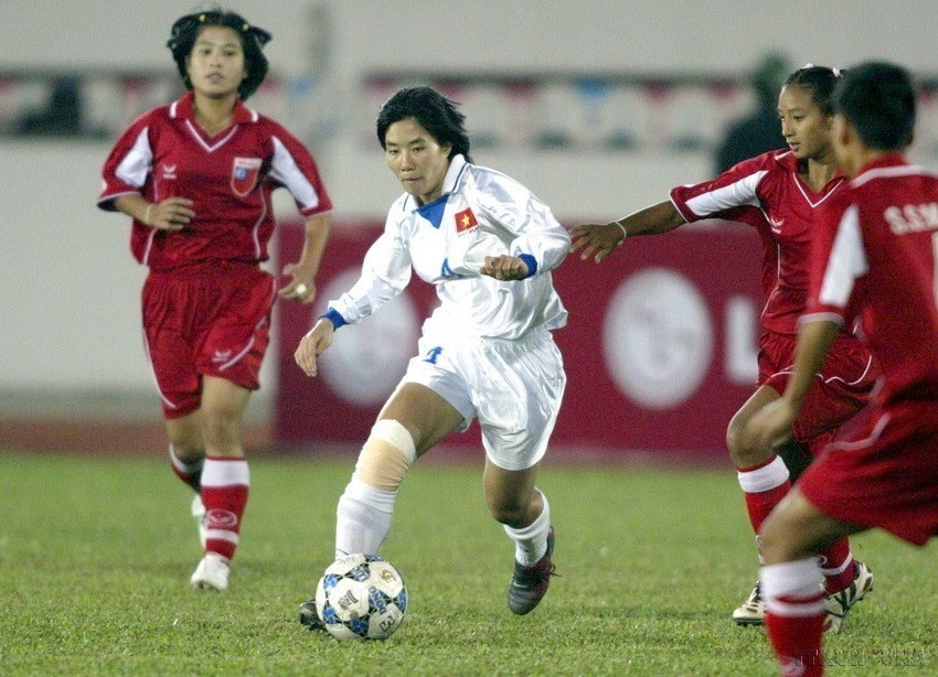 Lors de la finale de football féminin entre les équipes vietnamienne (maillot blanc) et du Myanmar (maillot rouge) dans le cadre des SEA Games 22, tenu l'après-midi du 11 décembre 2003, au stade de Lach Tray, à Hai Phong, le Vietnam a gagné 2-1, remportant la médaille d'or. 