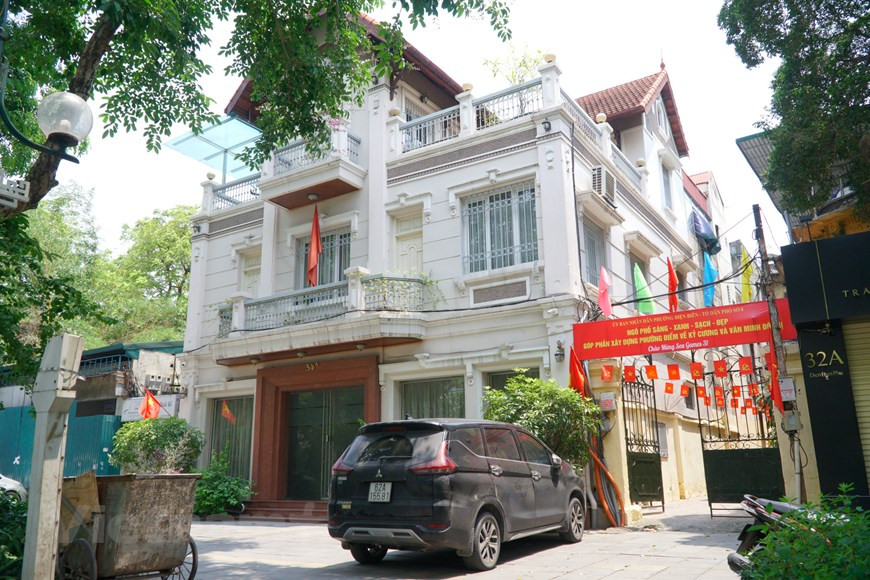 Soumises à des utilisations non concordantes, à un nombre trop élevé de foyers y habitant, elles sont souvent l'objet de discussions entre scientifiques. Dans la plupart des cas, les villas ont été modifiées, plusieurs familles se partageant une bâtisse dont l'état se dégrade petit à petit. Les villas habitées par plusieurs foyers sont les plus nombreuses : moins de 5% sont occupées par 1-2 foyers, environ 50% par 5-10 foyers, plus de 45% par 10-15 foyers. Parfois, de 35 à 50 foyers vivent dans une même villa ! Les besoins en bureaux et fonds de commerce étant en constante augmentation, un certain nombre de villas ont cédé la place aux buildings, contribuant à faire perdre à la ville de sa valeur historique et culturelle, estiment les experts. Photo : Minh Hieu/VietnamPlus 