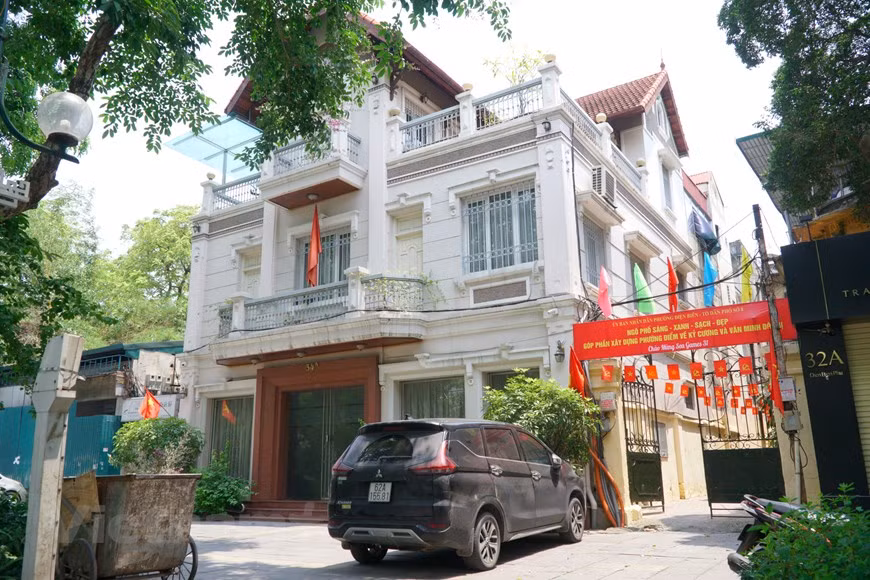 Soumises à des utilisations non concordantes, à un nombre trop élevé de foyers y habitant, elles sont souvent l'objet de discussions entre scientifiques. Dans la plupart des cas, les villas ont été modifiées, plusieurs familles se partageant une bâtisse dont l'état se dégrade petit à petit. Les villas habitées par plusieurs foyers sont les plus nombreuses : moins de 5% sont occupées par 1-2 foyers, environ 50% par 5-10 foyers, plus de 45% par 10-15 foyers. Parfois, de 35 à 50 foyers vivent dans une même villa ! Les besoins en bureaux et fonds de commerce étant en constante augmentation, un certain nombre de villas ont cédé la place aux buildings, contribuant à faire perdre à la ville de sa valeur historique et culturelle, estiment les experts. Photo : Minh Hieu/VietnamPlus 