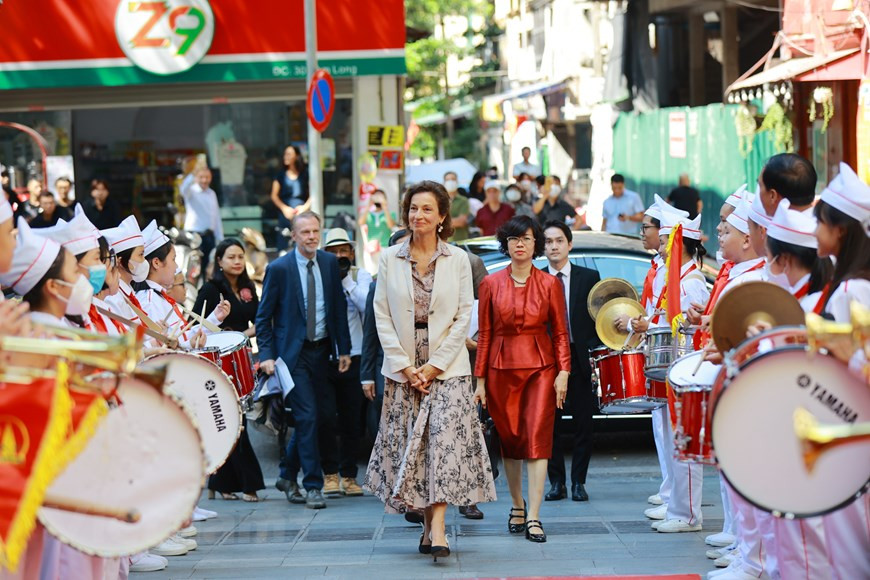 La Directrice générale de l'UNESCO Audrey Azoulay a assisté le 5 septembre à la rentrée scolaire 2022-2023 au collège Ngô Si Liên, dans l’arrondissement de Hoan Kiem, à Hanoï. Elle a battu le tambour pour inaugurer la nouvelle année scolaire 2022-2023. Elle a ensuite visité les salles d'étude, de réception, d'entrainement... de ce collège. Mme Audrey Azoulay a exprimé sa joie devant les efforts faits par l'école pour surmonter les difficultés causées par le COVID-19 ces dernières années scolaires. « Le Vietnam recense 23 établissements d'enseignement participant au réseau d'éducation connectée, tous engagés à marcher sur la voie du développement de l'éducation avec l'UNESCO et à mener à bien les tâches éducatives du XXIe siècle. Le collège Ngô Si Liên est une école tournée vers l'avenir avec des clubs d’activités à vocation étudiante et scientifique », a-t-elle souligné. 
