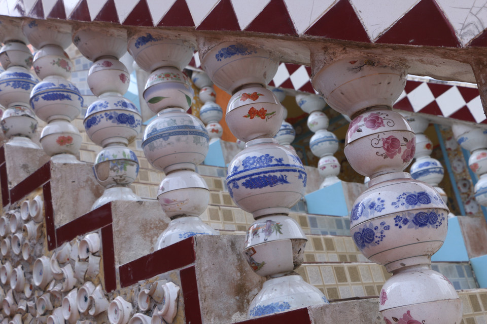 Des colonnes et balustrades fabriquées à partir de bols et de tasses. 