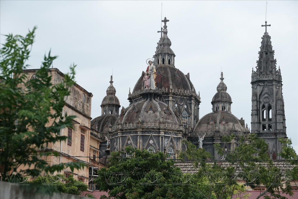 Un coin de l'église Hung Nghia vu de l'extérieur. 
