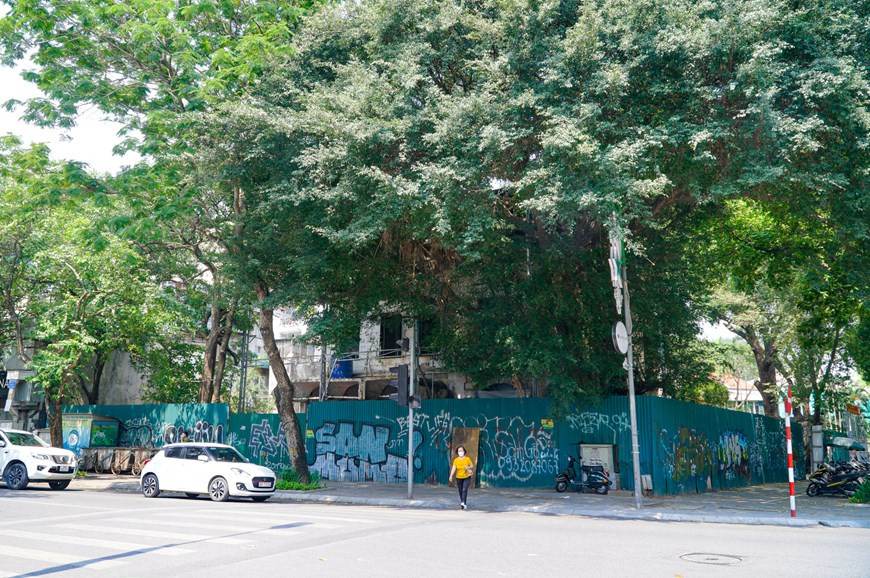 Selon le Département de la construction de Hanoi, la ville compte près de 1.600 anciennes villas construites pendant la période coloniale. Les arrondissements de Hoàn Kiêm, Hai Bà Trung ou Ba Dinh sont les mieux pourvues. Dans la matinée du 27 avril 2022, le Comité populaire de l’arrondissement de Hoan Kiem, en collaboration avec la région Île-de-France (France), a organisé une cérémonie de mise en chantier du projet de préservation de l’ancienne villa située au 46, rue Hang Bai, à Hanoi. Ce projet s'inscrit dans le cadre de la coopération du projet de recherche pour la préservation et la valorisation du quartier français entre la capitale vietnamienne et la région Île-de-France mis en œuvre depuis 2007. L'ancienne villa sera restaurée selon les principes et les méthodes appliqués en France afin qu’elle puisse servir de modèle pour d'autres projets similaires concernant les bâtiments de la période coloniale à Hanoi. Une fois le projet achevé, la villa deviendra un centre d'échanges culturels de l'ancien quartier de Hanoi. Photo : Minh Hieu/VietnamPlus