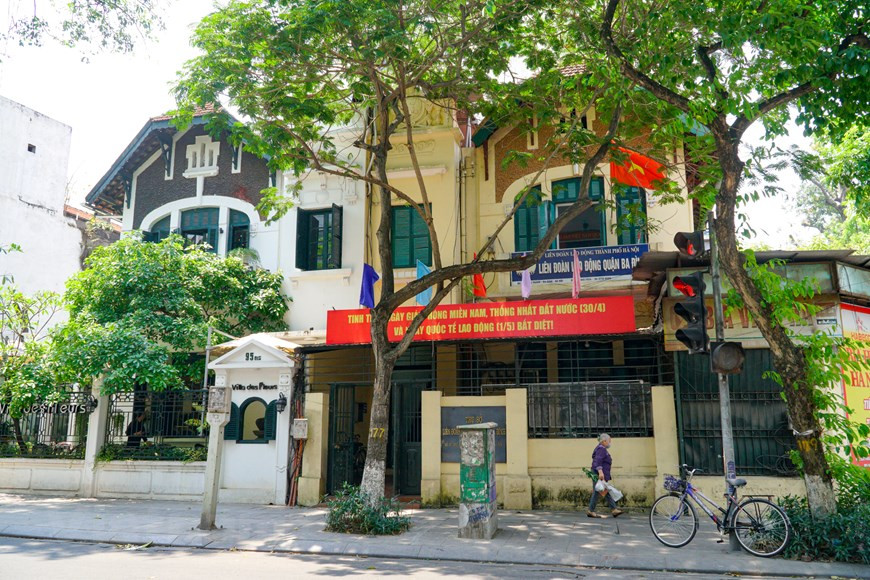 À côté des bâtiments dont beaucoup avaient une fonction administrative ou du moins communautaire sont apparues de nombreuses villas de familles françaises le long des rues Trân Hung Dao, Ly Thuong Kiêt, Hai Bà Trung, Diên Biên Phu, Lê Hông Phong, Phan Dinh Phùng... Un quartier français a ainsi vu le jour, avec des maisons (2.000 selon les estimations) aux styles très variés, à l’instar des styles traditionnels des diverses régions françaises. Sans oublier des établissements d’enseignement comme le lycée d’Albert Saraut, les écoles Phan Dinh Phùng, Trân Phu et Chu Van An. Ces constructions françaises font partie désormais du patrimoine architectural de la capitale. Photo : Minh Hieu/VietnamPlus 