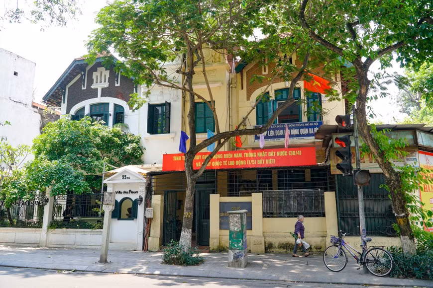 À côté des bâtiments dont beaucoup avaient une fonction administrative ou du moins communautaire sont apparues de nombreuses villas de familles françaises le long des rues Trân Hung Dao, Ly Thuong Kiêt, Hai Bà Trung, Diên Biên Phu, Lê Hông Phong, Phan Dinh Phùng... Un quartier français a ainsi vu le jour, avec des maisons (2.000 selon les estimations) aux styles très variés, à l’instar des styles traditionnels des diverses régions françaises. Sans oublier des établissements d’enseignement comme le lycée d’Albert Saraut, les écoles Phan Dinh Phùng, Trân Phu et Chu Van An. Ces constructions françaises font partie désormais du patrimoine architectural de la capitale. Photo : Minh Hieu/VietnamPlus 