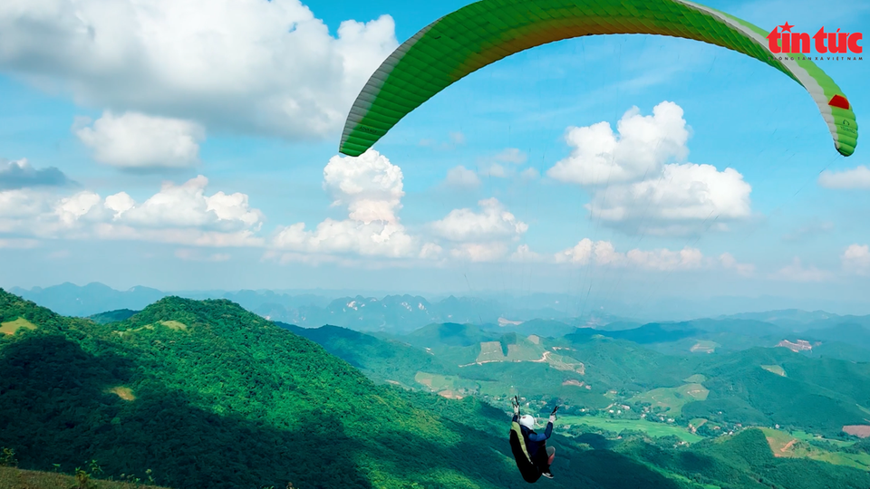Pour les parapentistes, le district de Lac Son à Hoa Binh est un lieu idéal pour pratiquer leur sport. 