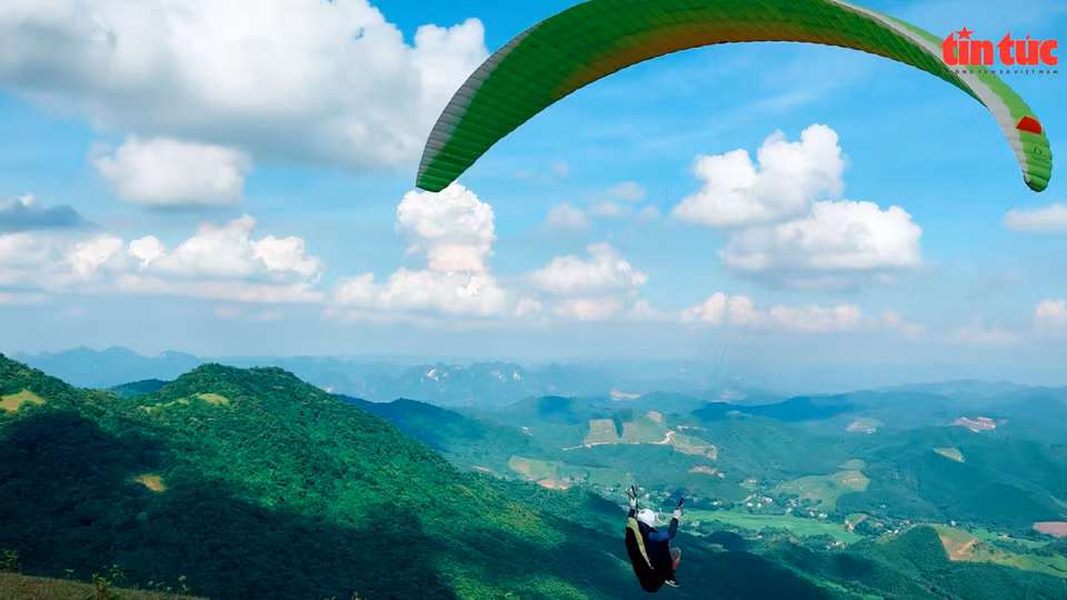 Pour les parapentistes, le district de Lac Son à Hoa Binh est un lieu idéal pour pratiquer leur sport. 