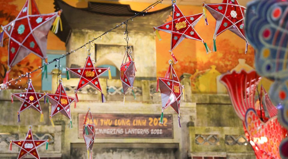 "Les lanternes scintillantes en automne" à la citadelle impériale de Thang Long est un programme attrayant et significatif pour les enfants à l'occasion de la fête de la mi- automne 2022. Photo : VNA 