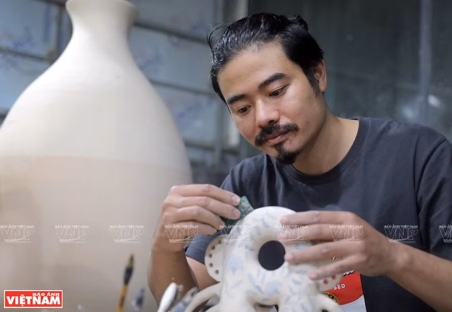 Le peintre Bui Quoc Khanh a créé des personnages contemporains. 