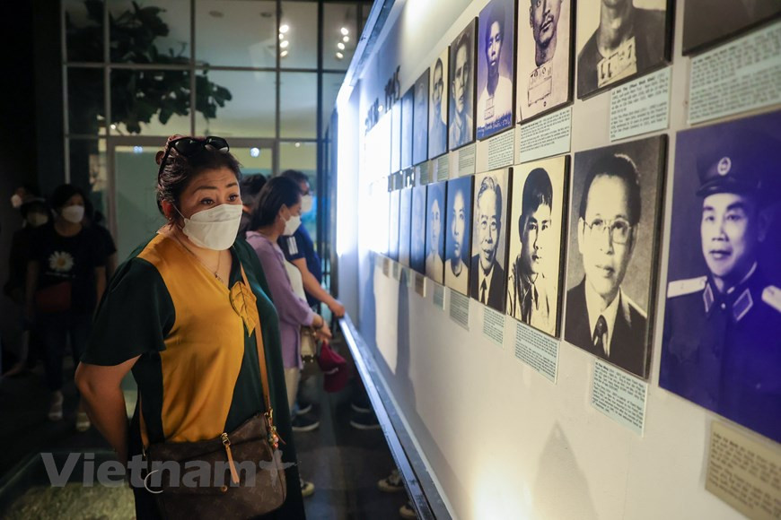 Construite en 1862 par les Français, cette prison fut fermée le premier mai 1975, date de la libération de l’île. Ce bagne fut aussi utilisé entre 1955-1975 pour enfermer les opposants à la libération du Sud Vietnam. Durant plus d’un siècle, plus de 20.000 prisonniers y sont morts. Derrière cette prison, à un kilomètre, se trouve le cimetière de Hang Duong. D’une superficie de 190.000m2, ce cimetière réunit plus de 2.000 tombes de révolutionnaires vietnamiens, dont 23 d’entre elles sont collectives. La plupart sont anonymes. Ces tombes sont le témoignage d’une barbarie qui régna pendant plus de 100 ans et d’un courage exemplaire, celui de l’indomptable peuple vietnamien luttant pour sa liberté. Photo: Hoài Nam/Vietnam+
