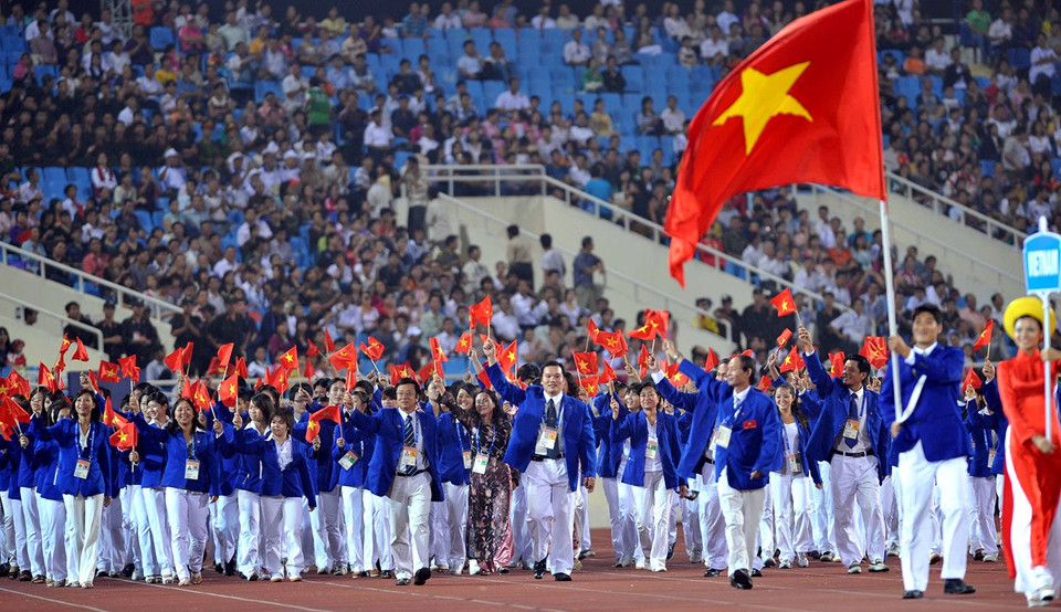 La délégation sportive vietnamienne lors de la cérémonie d'ouverture des 22es Jeux sportifs d'Asie du Sud-Est (SEA Games 22) dans la soirée du 5 décembre 2003, au stade national de My Dinh, Hanoï. 