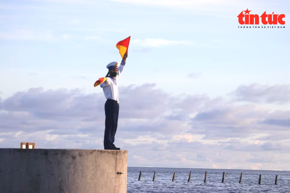 Les navigateurs choisissent toujours une position bien en vue et facile à observer pour signaler en agitant des drapeaux afin de guider le bateau vers l'île en toute sécurité. 