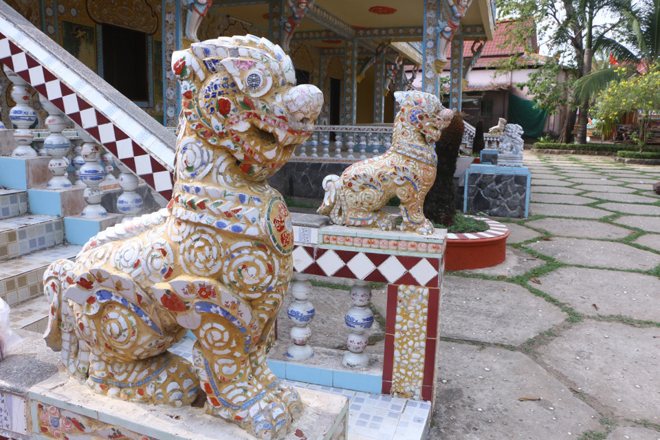 Les statues de lion installées dans la pagode Sa Lon sont aussi décorées de tessons de céramiques. 