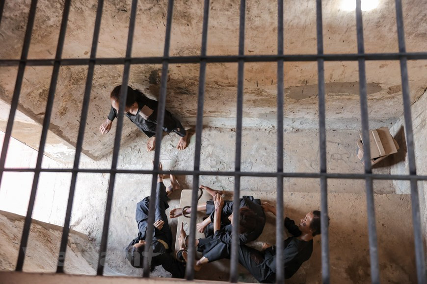 Côn Dao a été reconnu site historique national spécial en 1979. Le personnel du comité de gestion du site a fait d’importants efforts pour vulgariser l’histoire de Côn Dao afin d’inculquer la fierté nationale et le patriotisme parmi la population, en particulier la jeune génération, tout en faisant du site une destination touristique attrayante. La prison de Côn Dao fut construite en 1862 par les Français et fermée seulement le 30 avril 1975, date de la libération du Sud. Ce bagne, surnommé «l’enfer sur terre», accueillit dans ses « cages à tigres » des dizaines de milliers de soldats révolutionnaires vietnamiens. Ils connurent là-bas la terreur et le froid, l’humiliation, la violence, allant de séances de torture en interrogatoires nocturne. Photo: Hoài Nam/Vietnam+